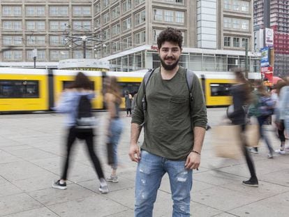 Rames (23) refugiado sirio que lleg&oacute; hace un a&ntilde;o a Berlin, en Alexanderplatz en Berl&iacute;n.  