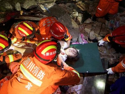 Los equipos de rescate tras los terremotos en Sichuan, China. 