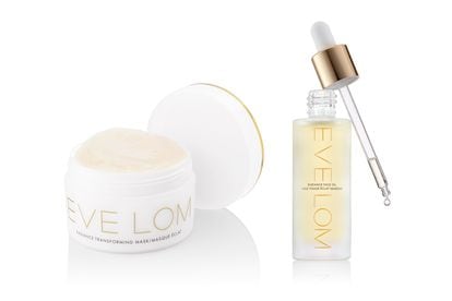 La icónica firma Eve Lom incluye el aceite de semilla de cáñamo en dos de sus productos estrella: la mascarilla Radiance Tranforming (84,95€) y el aceite facial Radiance (69,95€).