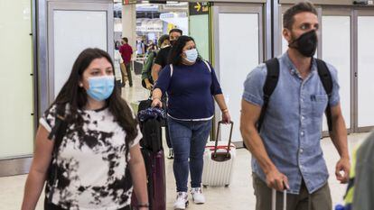 Viajeros a su llegada a la Terminal T4  del Aeropuerto Adolfo Suárez Madrid-Barajas, este lunes.