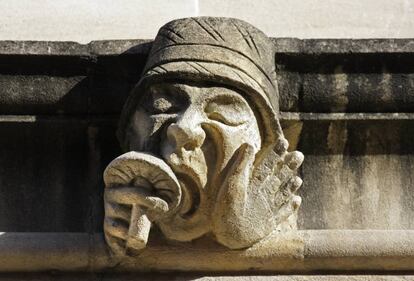 Uno de los grutescos del Lincoln College en Oxford (Reino Unido), del siglo XV, muestra a un extravagante personaje lamiendo un hongo alucinógeno.