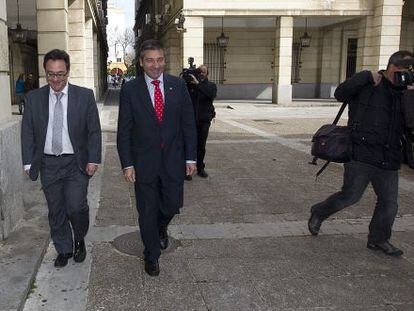 Los fiscales Juan Enrique Egocheaga a derecha y Manuel Fern&aacute;ndez en los juzgados de Sevilla.