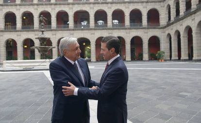 López Obrador saluda a Peña Nieto en Palacio Nacional. 