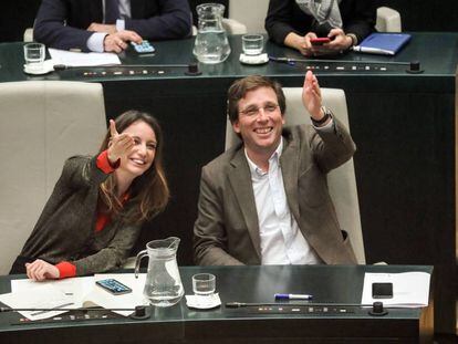 El alcalde José Luis Martínez-Almeida y la edil Andrea Levy durante un pleno en el Ayuntamiento de Madrid.