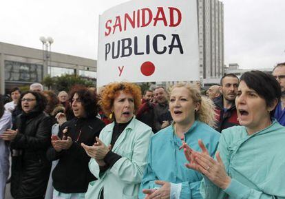 Concentración para celebrar la marcha atrás en la privatización.