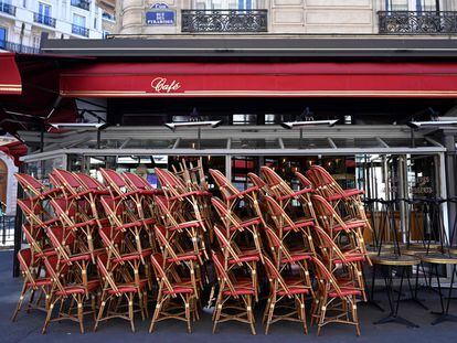 Sillas apiladas en un restaurante cerrado en París