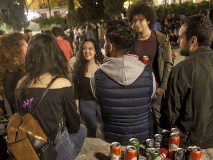 Grupo de jóvenes en la Plaza del Dos de Mayo, en Madrid. 
