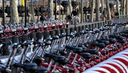 Dos estaciones de Bicing en el paseo Llu&iacute;s Companys de Barcelona