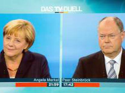La canciller alemana, Angela Merkel, frente a su rival socialdemócrata Peer Steinbrueck, durante un debate televisivo en los estudios de  Berlin-Adlershof, en Alemania, hoy 1 de septiembre de 2013.