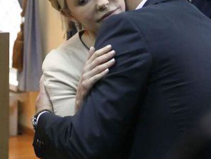 Yulia Timoshenko recibe un abrazo de su esposo, Aleksandr, durante la audiencia celebrada hoy.