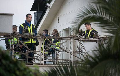 Polic&iacute;as chinos registran un chal&eacute; de Barcelona, en una foto de archivo. 