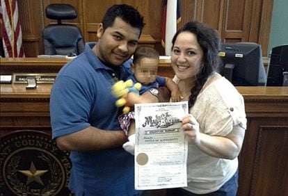 Marlise Muñoz, con su marido y su primer hijo.