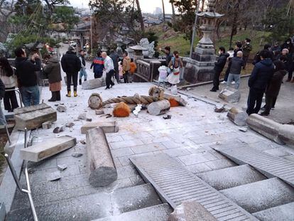 Daños causados tras el seísmo en el santuario Onohiyoshi en Kanazawa, en la prefectura de Ishikawa, este lunes. 