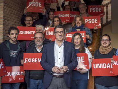 Patxi López con simpatizantes de su candidatura a las primarias del PSOE en Sonseca (Toledo).