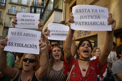 Manifestantes sostienen carteles contra la puesta provisional en libertad de los miembros de La Manada en Pamplona.