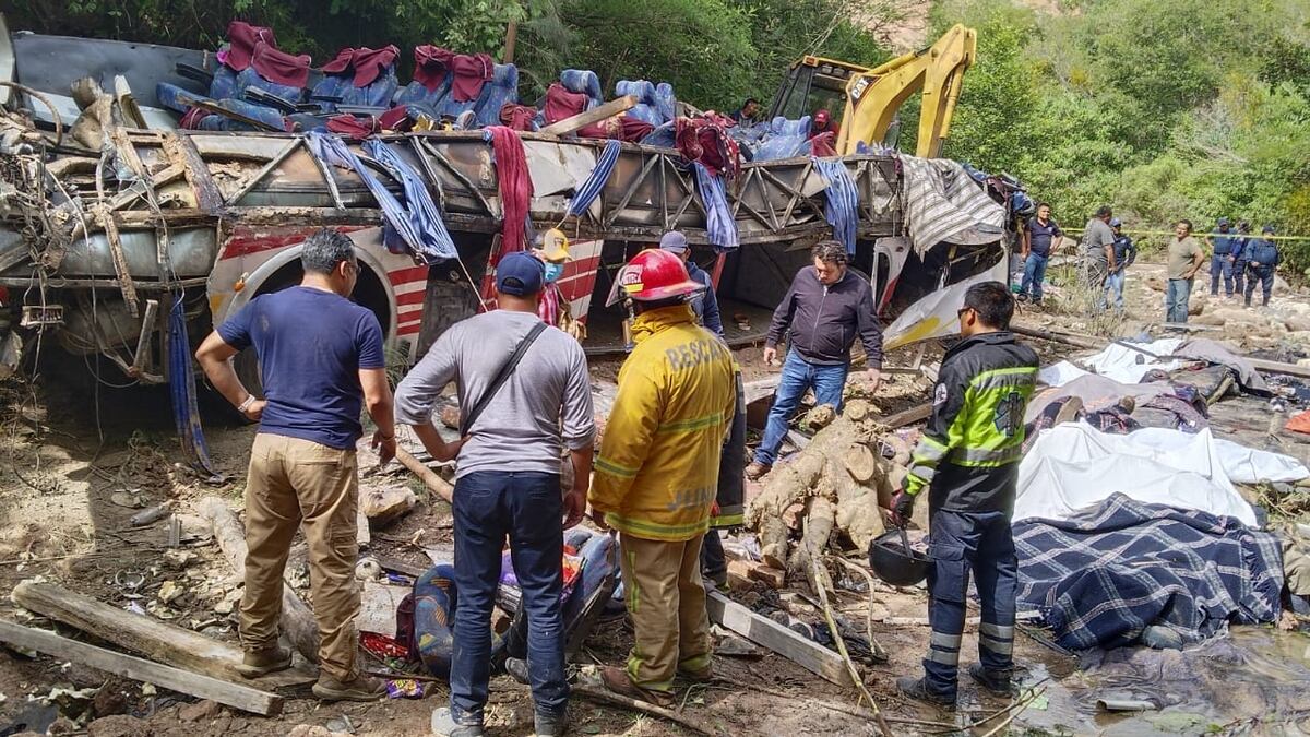 Mueren al menos 27 personas tras caída de autobús en Magdalena Peñasco, Oaxaca
