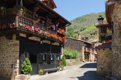 Una de las calles del pueblo de Bárcena Mayor, en el valle de Cabuérniga (Cantabria).