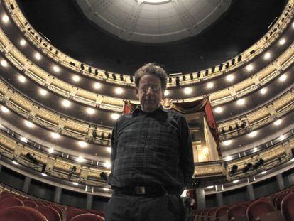 El compositor estadounidense de m&uacute;sica minimalista Philip Glass posa en el patio de butacas del Teatro Real.