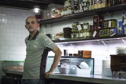 Bilal el Meghraui, a la cuina del restaurant de Barcelona on treballa.