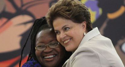 Rousseff y Creuza Maria Oliveira, l&iacute;der de la Federaci&oacute;n de Trabajadoras Dom&eacute;sticas.