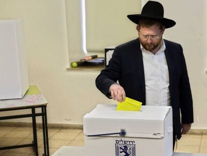 Un votante deposita su papeleta este martes en Jerusalén. 