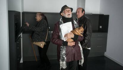 Llogaters dels pisos per a gent gran de Ca l'Isidret, a Barcelona, després de rebre les claus.