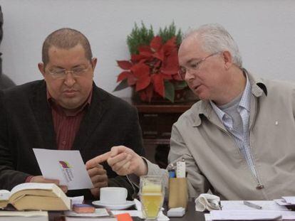 El presidente venezolano, Hugo Ch&aacute;vez, habla con el ministro de Energ&iacute;a y Petr&oacute;leo, Rafael Ramirez, en una reuni&oacute;n el pasado s&aacute;bado con su Gabinete en Caracas.