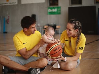 Marta Fernández, con su marido el entrenador Alberto Miranda y su hija Alba durante el campus de Rudy Fernández en Mallorca.