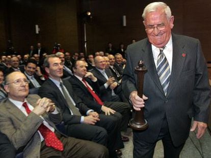 Jes&uacute;s Navarro, presidente de la industria alimentaria Carmencita, tras recibir en 2009 el premio Alfil, en Alicante.