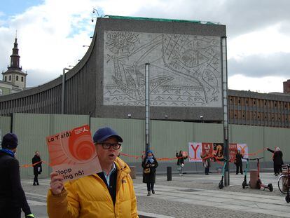 Protestas frente al Bloque Y, donde se encuentra el mural de 'Los pescadores' de Picasso, este 12 de mayo.