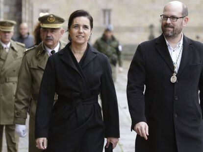 La presidenta del Parlamento de Galicia, Pilar Rojo, con el alcalde compostelano, Marti&ntilde;o Noriega, en los actos previos a la misa en la Catedral. 