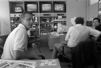 Johan Cruyff presencia el partido Barcelona - Celta de Vigo desde las instalaciones de TV3 pocos días después de dejar de ser entrenador del equipo azulgrana.