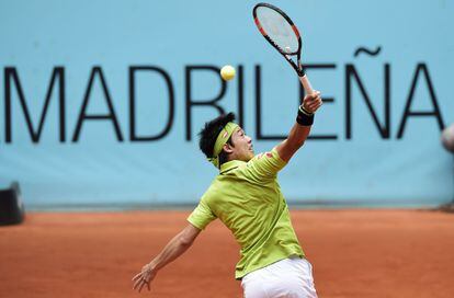 El tenista japonés Kei Nishikori devuelve la pelota al jugador francés Richard Gasquet, durante el Madrid Open.

