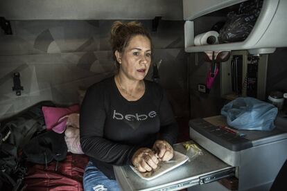 Clara Fragoso se prepara para comer en el interior del tráiler