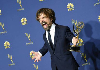 Peter Dinklage celebra su victoria en los Emmy tras ganar el premio a Mejor actor de reparto en drama por 'Juego de tronos'. La serie de fantasía de HBO ha logrado también el premio a Mejor drama, y en total ha acumulado nueve galardones.
