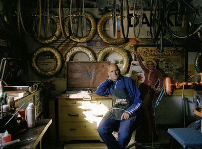 Lötzsch, en su taller, con su viejo delantal de mecánico