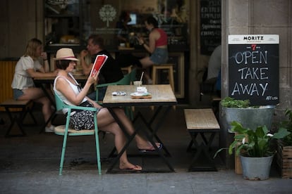 Un cartell en anglès en una terrassa de la plaça Reial de Barcelona.