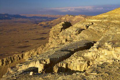 En el paisaje lunar del desierto del Néguev destaca el Makhtesh Ramon, un enorme tajo asimétrico fruto de 200 millones de años de erosión que por su espectacularidad y similitud al original se conoce como el Gran Cañón de Israel.