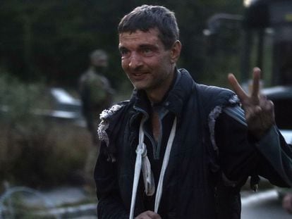 Chernihiv Region (Ukraine), 22/09/2022.- A handout photo made available by the Press Service of the Security Service of Ukraine (SBU) on 22 September 2022 shows Mykhailo Dianov, an Azovstal fighter, gesturing the V-sign after a prisoners of war (POW) exchange, in the Chernihiv region, Ukraine. Ukraine has returned 215 prisoners from Russian captivity, including Mariupol's Azovstal steel plant fighters, who spent months defending the steel plant and surrendered in May during the Russian siege, according to Ukraine's Presidential Administration. (Rusia, Ucrania) EFE/EPA/SECURITY SERVICE OF UKRAINE HANDOUT -- MANDATORY CREDIT: SECURITY SERVICE OF UKRAINE -- HANDOUT EDITORIAL USE ONLY/NO SALES
