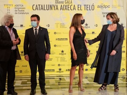El presidente de la Generalitat, Pere Aragonès, la alcaldesa de Barcelona, Ada Colau,  la presidenta de Adetca, Isabel Vidal (2d), y el vicepresidente Toni Albadalejo  en la XX Gala Catalunya Aixeca el Teló.