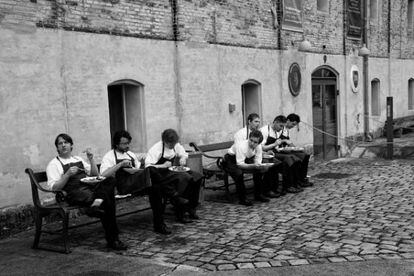 El equipo del Noma, tres veces el mejor del mundo, a las puertas del restaurante en Copenhague, Dinamarca