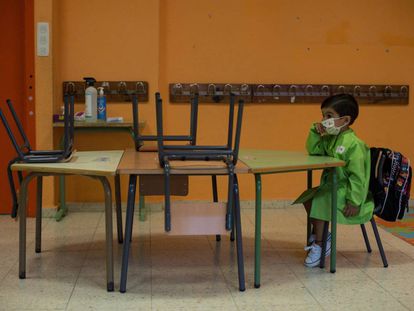 Un alumno de Educación Infantil se sienta en clase en el primer día de colegio en el centro orensano 