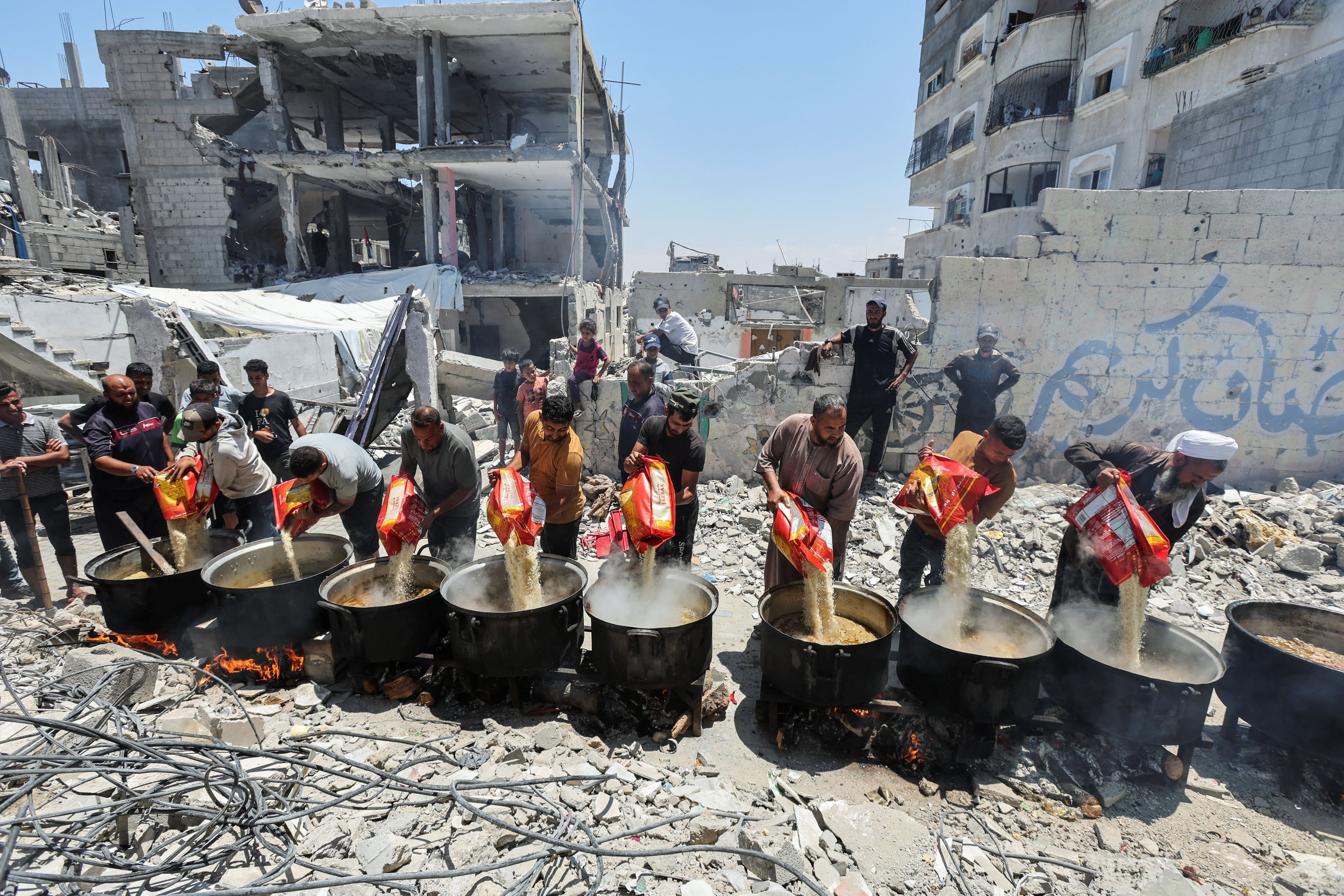 Cocinas de emergencia en la guerra de Gaza: el reto de alimentar cada día a 90.000 desplazados