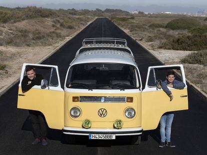 A bordo de esa furgoneta 'hippy' Josevi García y Pablo Molina rodaron la mitad del filme social 'Distintos' que les ha unido.