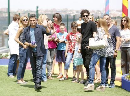Alejandro Sanz y El hombre de Negro (El Hormiguero) a su llegada al jardín del Hospital 12 de octubre.