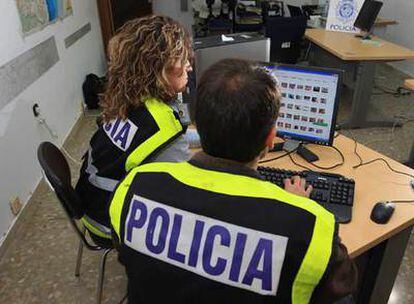 Dos policías analizan en un ordenador el material intervenido en la Operación Bea.