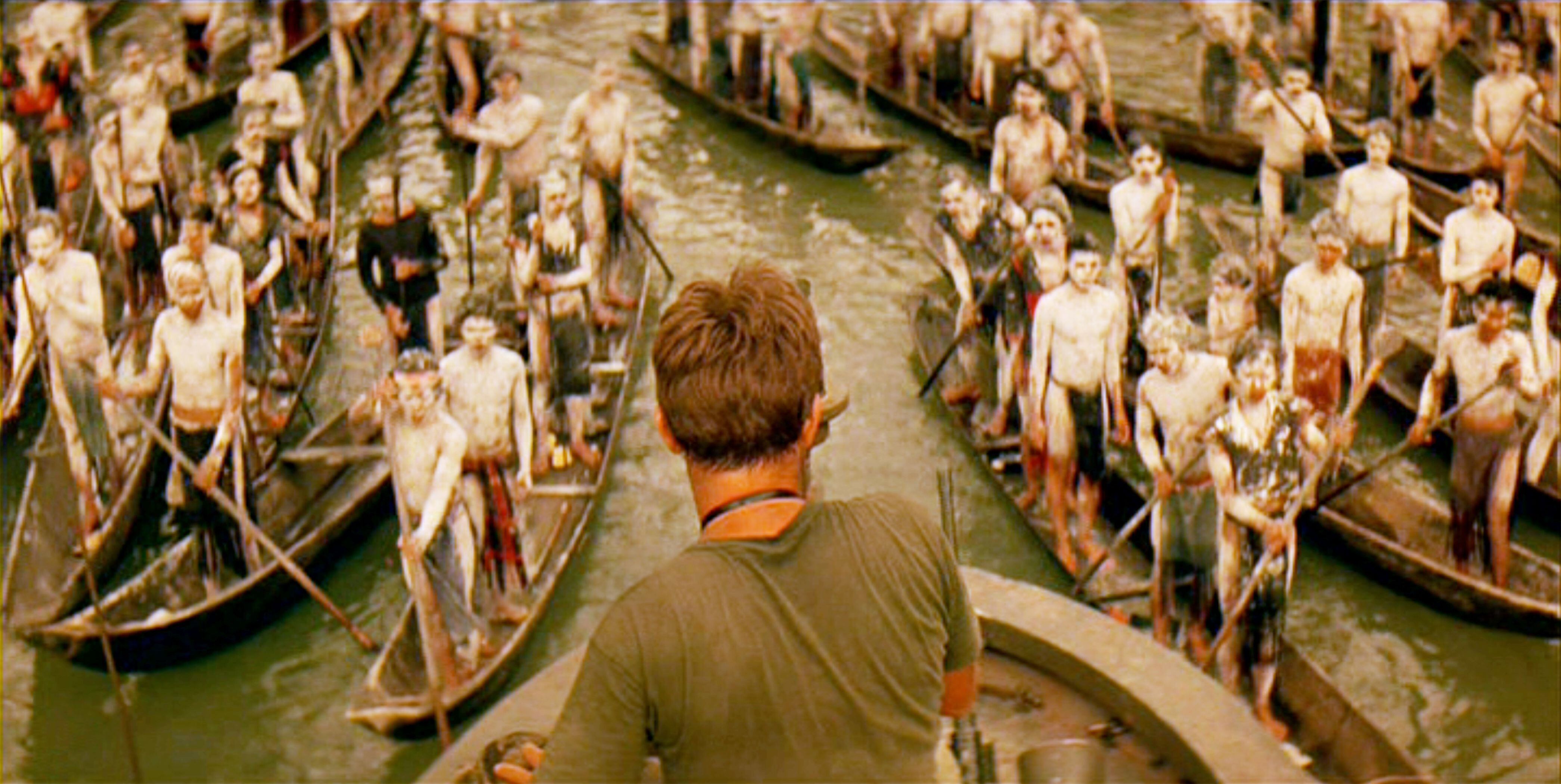 Una escena de 'Apocalypse Now' con el capitán Benjamin llegando al reino que se ha creado el coronel Kurtz en la jungla. 
