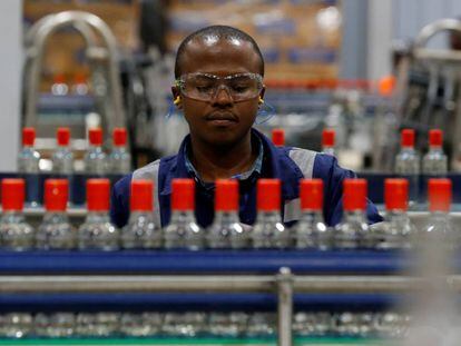 Empleado de Kenne Cane en la fábrica East African Breweries Limited de Nairobi, una de las ciudades más estratégicas de África para la inversión extranjera directa.  