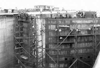 Construcci&oacute;n de la estaci&oacute;n de Gatun del Canal de Panam&aacute; hace 100 a&ntilde;os