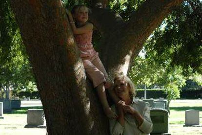 Glenn Close y la niña Dakota Fanning, en un fotograma de <i>Nine lives.</i>